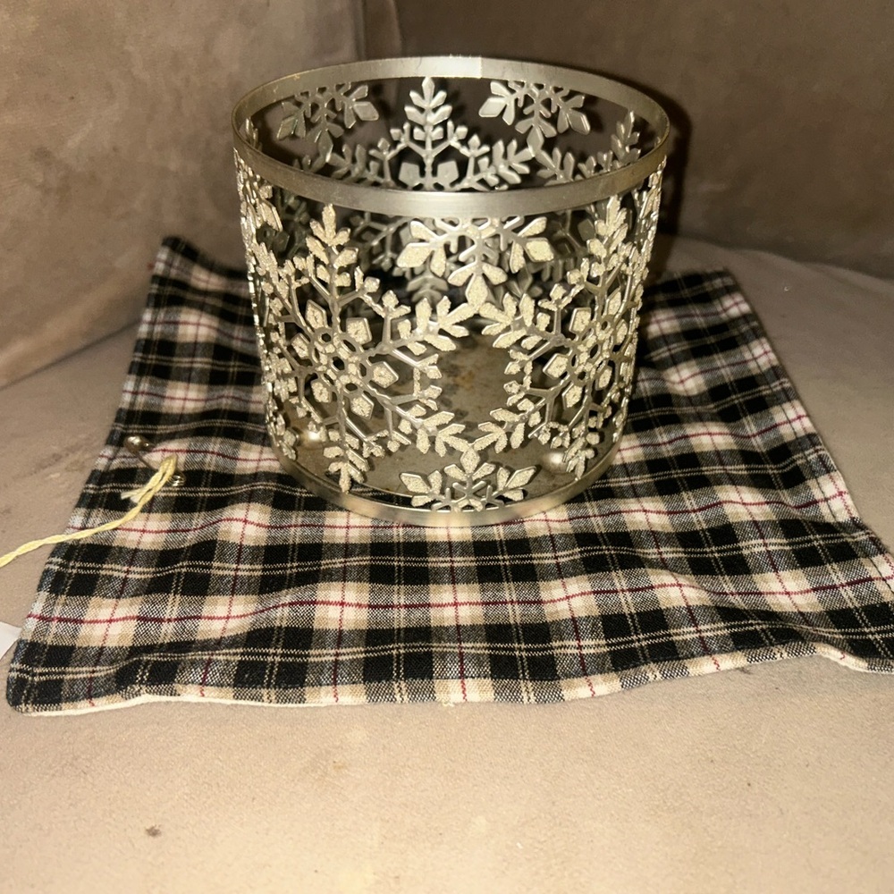 Snowflake Candle Holder in Silver plus dolie